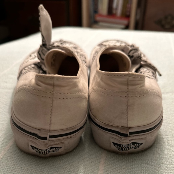 RARE - Super Cute VANS - slip-on white bandana with bow - Size 3.5Y - Women’s 5 - Picture 5 of 7